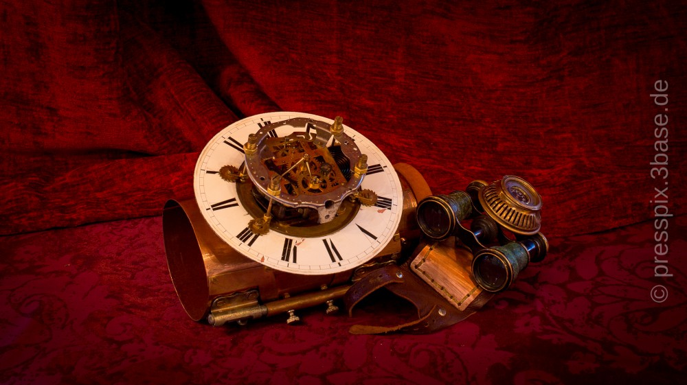 The Empire Brass Clock Big Ben & Viktorias Zeit-seeing by Phonepunk